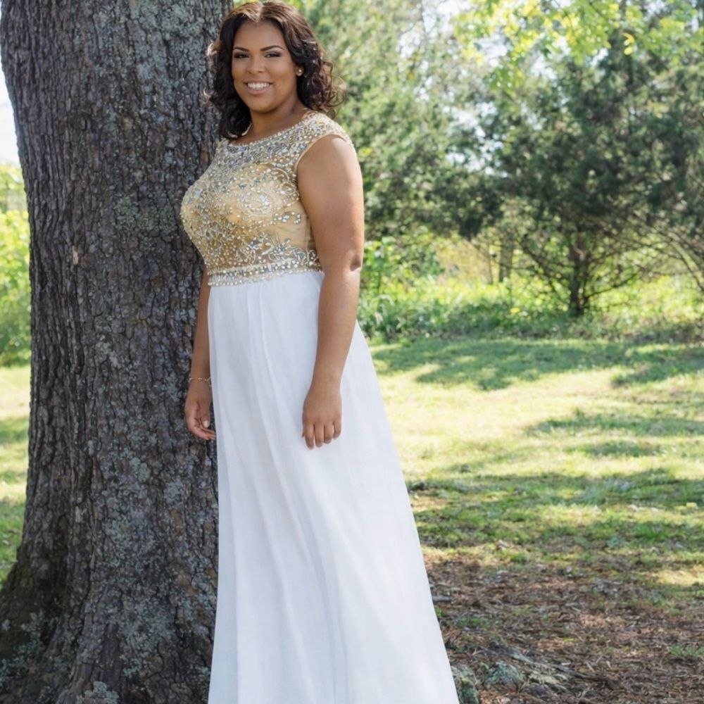 Gold Beaded Formal Maxi Dress SZ14
Elegant off White Prom Wedding Guest Gown